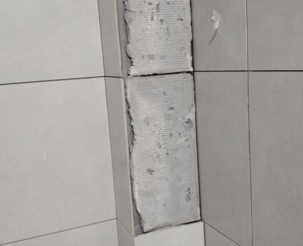 洛阳市瓷砖空鼓维修公司分享下瓷砖施工前基层浇水润湿程度不足，可能导致以下问题